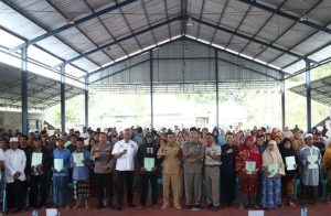 Bupati Lombok Tengah bersama Kepala BPN Lombok Tengah, Camat Batukliang Utara, Kades dan warga Desa Lantan. 