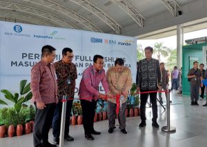 General Manager PT Angkasa Pura I bersama Kepala Perwakilan Bank Indonesia Provinsi NTB potong pita peresmian sistem pembayaran parkir nontunai di Selasar kedatangan penumpang Bandara Lombok. 